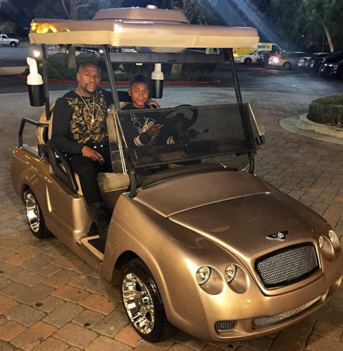Флойд Мейвезер подарил сыну золотой гольф-кар на прошлый день рождения