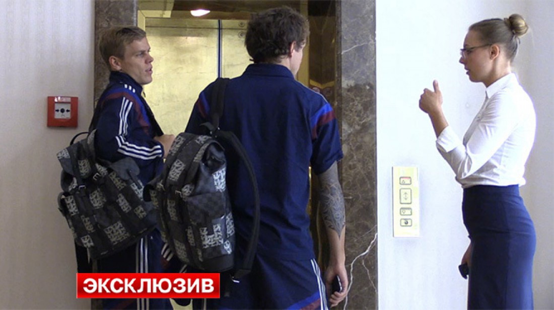 Игроки сборной России по футболу Павел Мамаев и Александр Кокорин с рюкзаками из новой коллекции