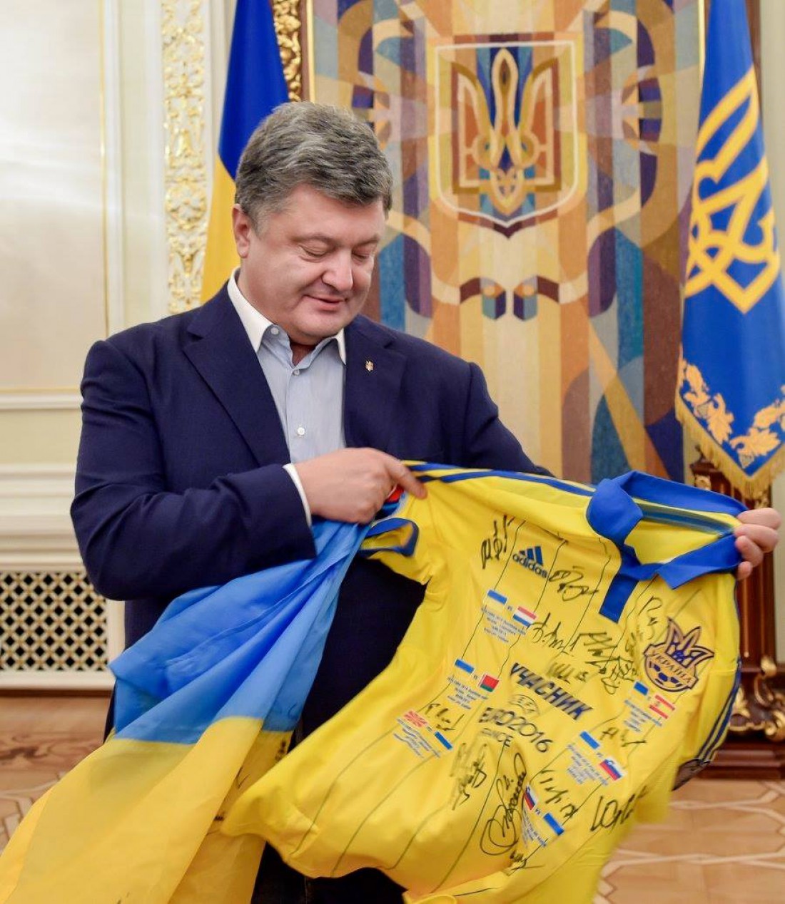 Петр Порошенко с футболкой сборной Украины