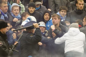 ФФУ будет наказывать клубы за поведение фанатов