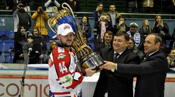 Игрок ХК Донбасс с чемпионским кубком Экстралиги 