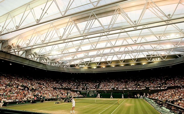 Wimbledon / Уимблдон - это знаменитости тенниса на фоне зелени секретно выращенной травы и белых традиций с клубничным привкусом