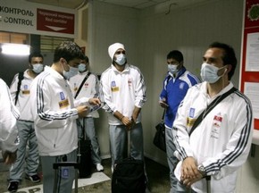 Греческие футболисты прилетели в Украину в хирургических масках
