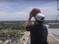 В США видеоблогер закинул баскетбольный мяч в кольцо с небоскреба