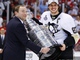 Комиссионер NHL Гарри Бэттман вручает Сидни Кросби Кубок Стэнли