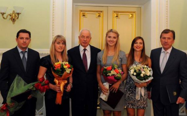 Николай Азаров встретился с чемпионками