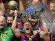 Виктор Томас Гонсалес из Barcelona празднует с трофеем после победы в финальном матче "VELUX EHF FINAL4" против MKB-MVM Veszprem, 31 мая 2015 года, в Кельне, Германия.