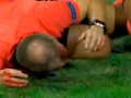 Лайнсмену разбили голову бутылкой в матче Лиги Европы