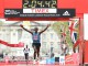 Элиуд Кипчоге из Кении празднует победу в мужском забеге во время Virgin Money London Marathon, 26 апреля 2015 года, в Лондоне, Англия.