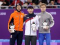Голландский спортсмен показал средний палец на церемонии награждения