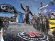 Кевин Харвик, водитель Jimmy John's/ Budweiser Chevrolet, празднует победу в NASCAR Sprint Cup Series CampingWorld.com 500 Международных гонок в Фениксе, 15 марта 2015 года, в Эвондэйл, Аризона.