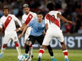 Скандал дня: Вратарь Уругвая зашел с мячом в ворота в матче с Перу, но арбитр не засчитал гол