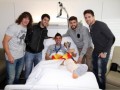 Игроки Барселоны принесли травмированному Вилье кубок в больницу