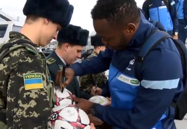В Киеве сборную Франции встречали украинские таможенники