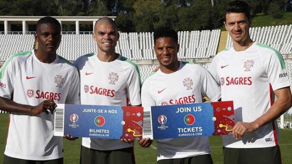 Португальские футболисты с билетами Евро-2016