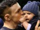 Австралийский футболист Митч Робинсон целует своего маленького сына
