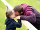 Нападающий Манчестер Юнайтед и сборной Англии Уэйн Руни целует своего сына Кая перед тренировкой 