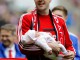 Защитник Сандерленда Джон О'Ши со своим ребенком после матча английской Премьер-лиги против Суонси