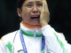 Индийская боксерша Сарита Деви рыдает на подиуме, получив лишь бронзовую награду