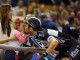 Британский велогонщик Марк Кавендиш целует свою дочку после победы во время заезда в Генте, Бельгия