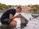 Австралийский футболист Кристиан Петрачча целует дельфина