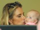 Невеста австралийского крикетиста Дэвида Уорнера Кэндис Фалзон целует свою дочь Иви во время поединка по крикету между Австралией и Индией 