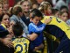 Австралийский футболист Майл Стерьовски обнимает своего сына Луку после поражения в полуфинале А-Лиги
