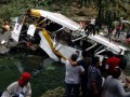 В Мексике упал в реку автобус с футбольной командой