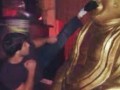 Российский борец помочился в храме и ударил в нос статую Будды