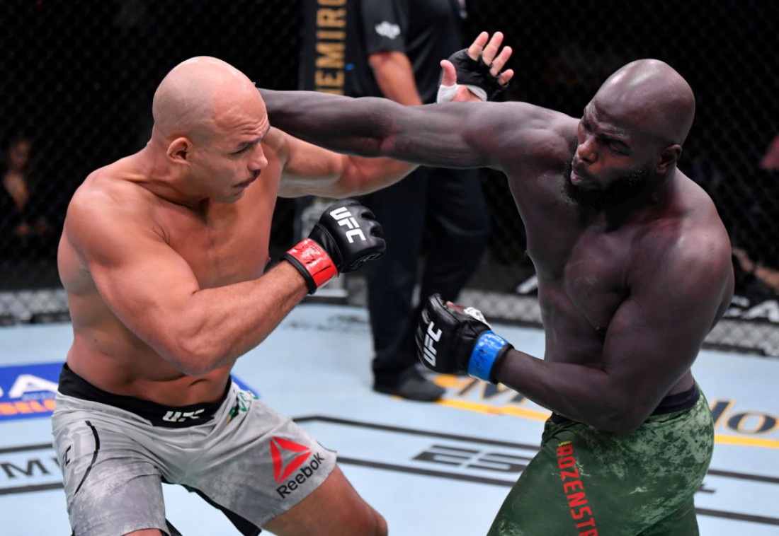 Дос Сантос - Розенструйк: видео боя на турнире UFC 252