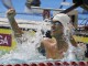 Юджин Готсое празднует победу на дистанции 50 метров баттерфляем мужчин в чемпионате США