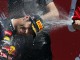 Фернандо Алонсо поливает шампанским Марка Уэббера после церемонии награждения на Гран-при Великобритании