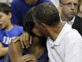 Баскетбольное безумие. Kiss Cam заставила Обаму целоваться с женой на матче США - Бразилия