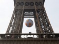 На эйфелевой башне установили гигантский футбольный мяч