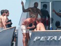Неймар весело отдохнул на яхте на фоне слухов об уходе из Барселоны