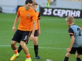 Игроки Шахтера сыграли в футбол с детьми в перерыве матча с Днепром