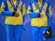 Спортсмены из Украины прикрывают свои медали на церемонии награждения в Сочи.