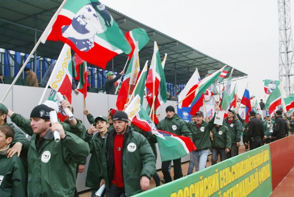 Личная армия. Фанаты Терека идут на трибуны, держа флаги России и Чечни с портретом Рамзана Кадырова