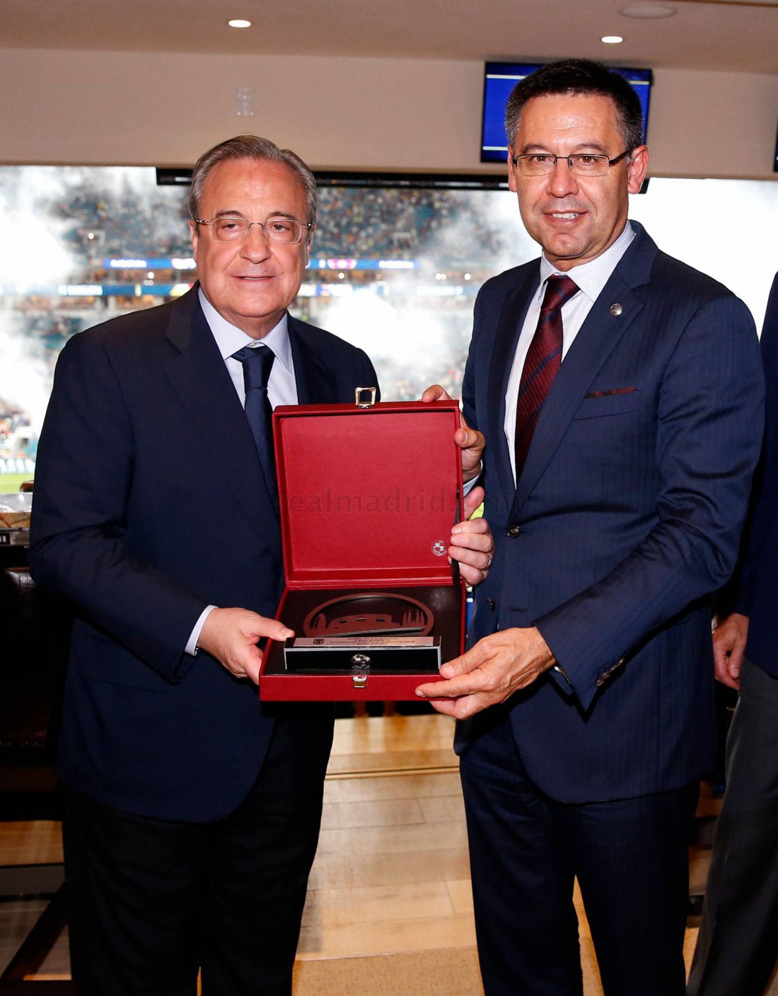 Президенты Реала и Барселоны обменялись подарками
