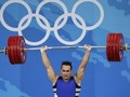 Казахский тяжелоатлет выигрывает золото