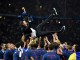 уиса Энрике подбрасывают в воздух игроки его команды в честь победы в финале Лиги чемпионов УЕФА между ФК Ювентус и ФК Барселона, 6 июня 2015 года, в Берлине, Германия.