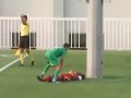 В ОАЭ игрок вылетел за пределы поля и ударился головой о столб