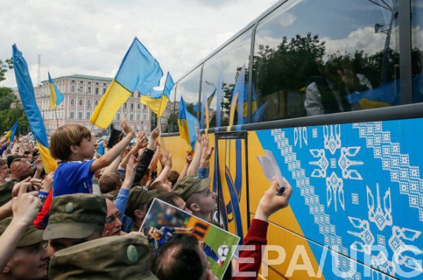 Украинские фанаты провожают сборную на Евро-2016