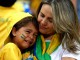 Мать утешает свое дитя после поражения сборной Бразилии от Голландцев со счетом 3:0. 