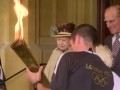 Елизавета II принимает эстафету Олимпийского огня