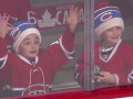 Неподдельная радость: Юный фанат обрадовался хоккейному подарку