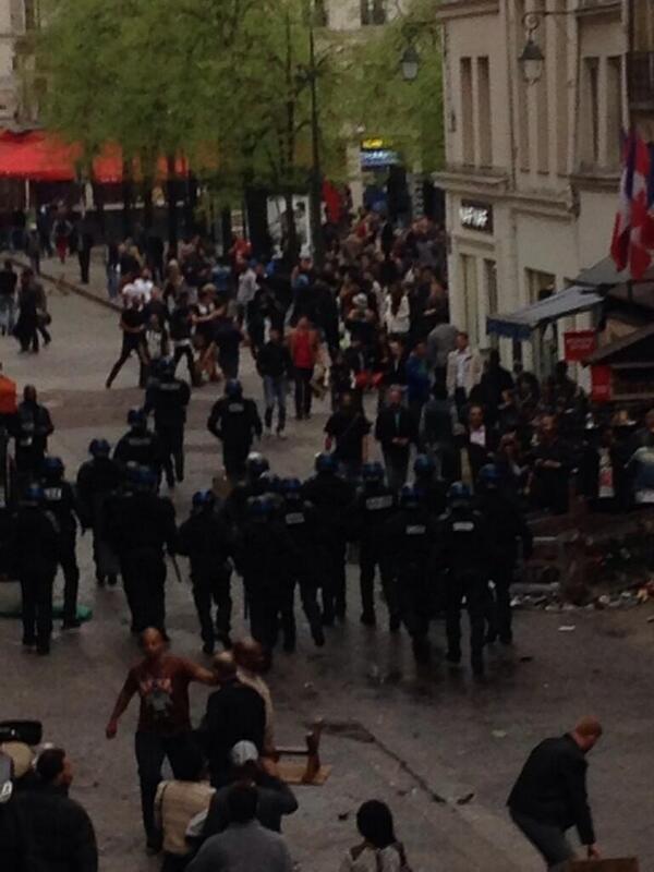 Фанаты Челси устроили беспорядки в центре Парижа