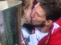 Футболисты Севильи отметили победу в Лиге Европы страстным поцелуем (фото)