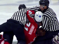 Видео драки хоккеистов во время матча УХЛ