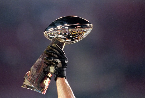 Команда-победитель Супербоула получит трофей Винса Ломбарди, названный в честь легендарного тренера NFL, весом в 3,2 килограмма